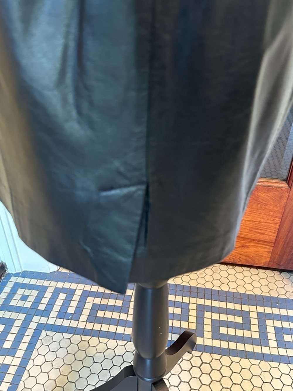 Lew Magram | VTG Black Genuine Leather Pencil Skirt, Size 8 - Picture 6 of 10